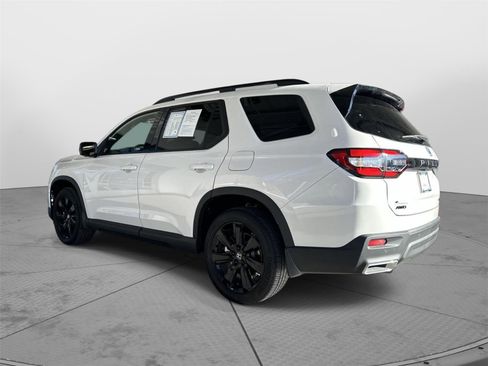 Certified 2025 Honda Pilot Black Edition image 3