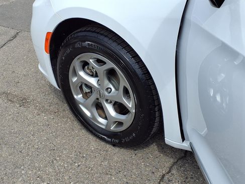 Certified 2023 Chrysler Pacifica Limited FWD image 31