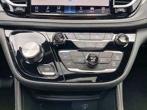 New 2027 Chrysler Pacifica Limited AWD/4WD image 27