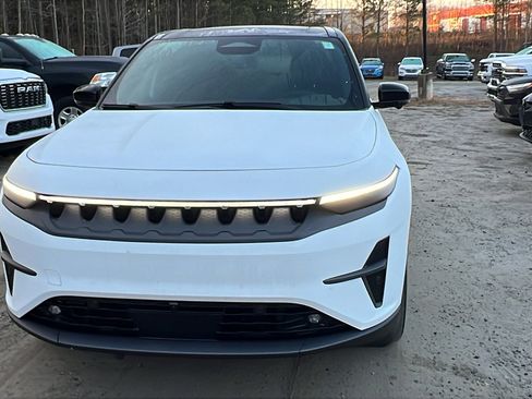 Used 2024 Jeep Wagoneer Launch Edition image 3