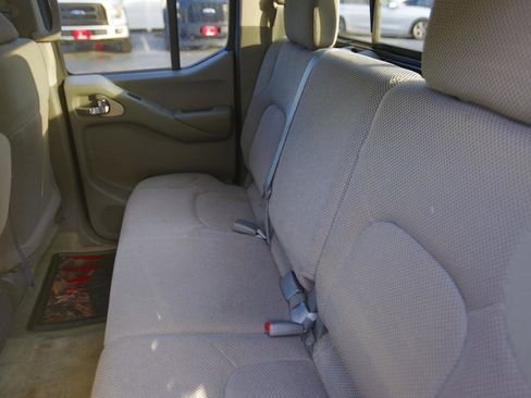 Used 2016 Nissan Frontier SV RWD image 9