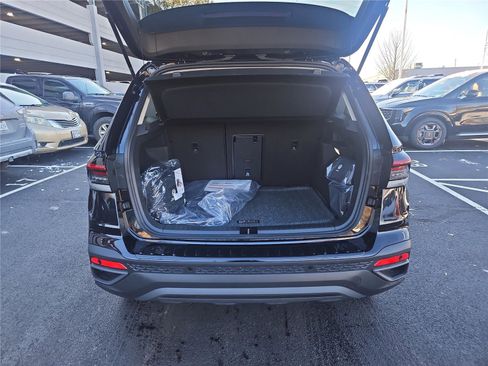 New 2026 Volkswagen Taos SE image 5