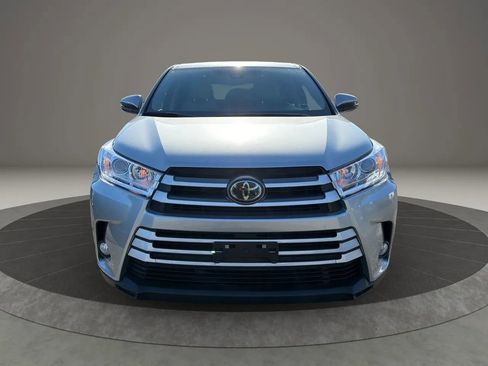 Used 2017 Toyota Highlander AWD V6 image 2