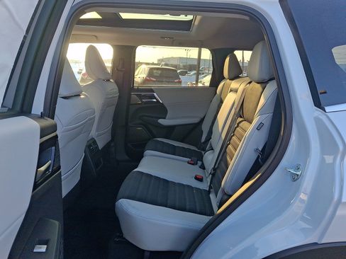 New 2026 Mitsubishi Outlander SE image 9