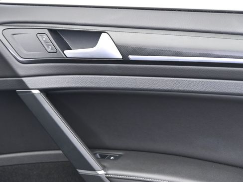 Used 2018 Volkswagen Golf R 4-Door image 21