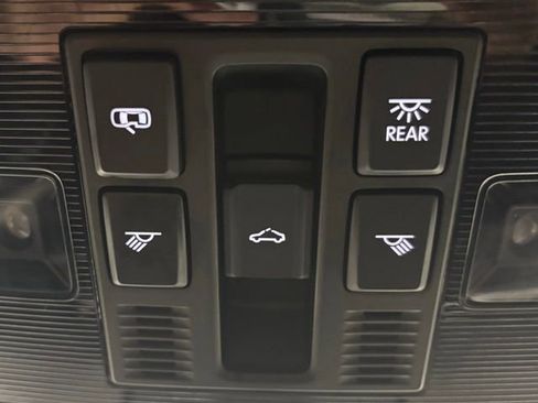 Used 2023 Volkswagen Atlas Cross Sport SE FWD image 31
