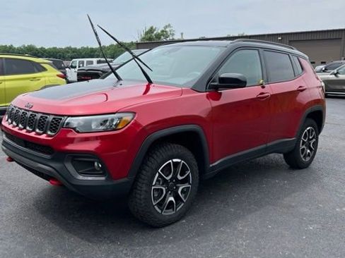 Used 2025 Jeep Compass Trailhawk AWD/4WD image 1