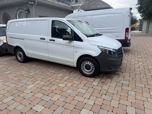 Used 2023 Mercedes-Benz Metris image 2