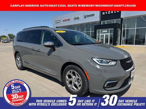 Used 2023 Chrysler Pacifica Limited FWD image 1