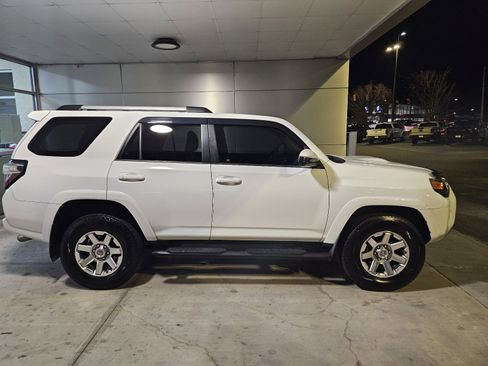 Used 2016 Toyota 4Runner 4WD image 3