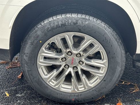 Used 2022 GMC Yukon SLT w/ SLT Premium Package image 17