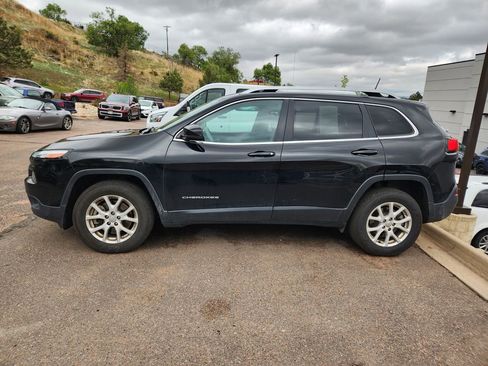 Used 2017 Jeep Cherokee Latitude w/ Safety/Convenience Group AWD/4WD image 24