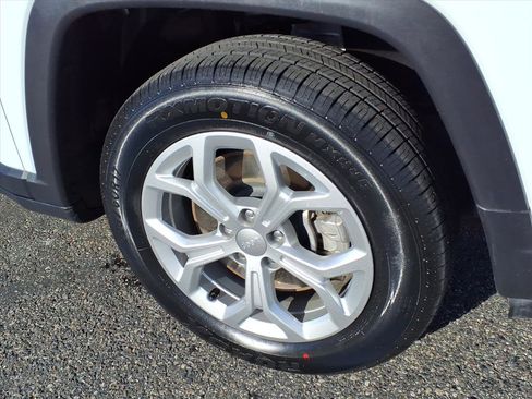 Used 2024 Jeep Compass Latitude image 9