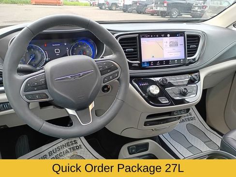 Used 2023 Chrysler Pacifica Touring-L w/ Uconnect Theater Family Group AWD/4WD image 12