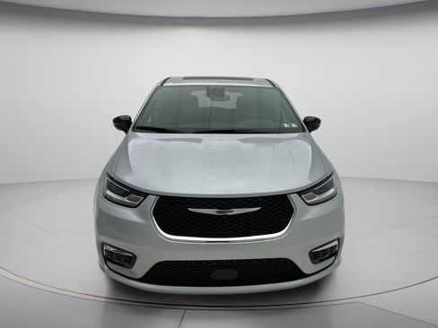 Used 2026 Chrysler Pacifica Limited FWD image 5