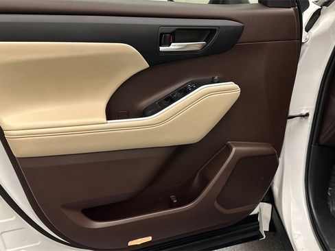 Used 2022 Toyota Highlander XLE image 17
