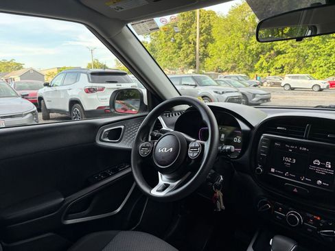 Used 2025 Kia Soul LX w/ LX Technology Package FWD image 32