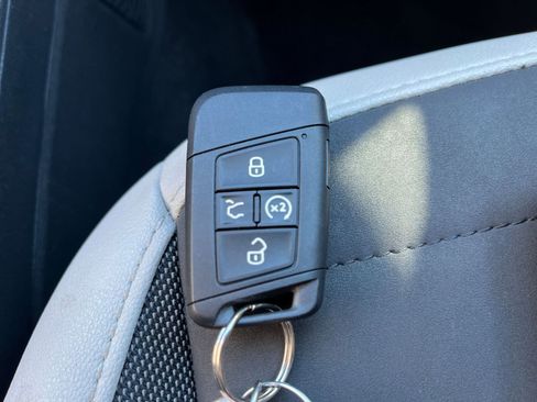 Used 2025 Volkswagen Taos SE image 25