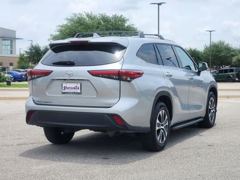 Used 2022 Toyota Highlander XLE image 4