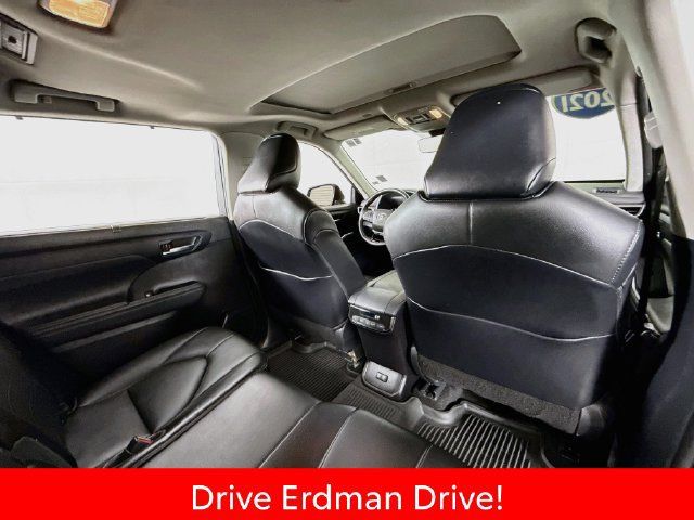 Used 2021 Toyota Highlander XLE FWD image 29