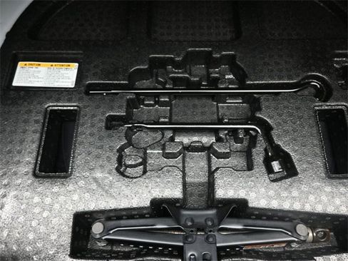 Used 2025 Toyota Camry SE w/ Convenience Package image 14