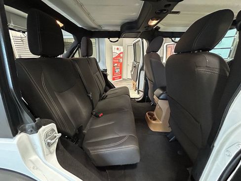 Used 2017 Jeep Wrangler Unlimited Rubicon w/ Connectivity Group AWD/4WD image 42