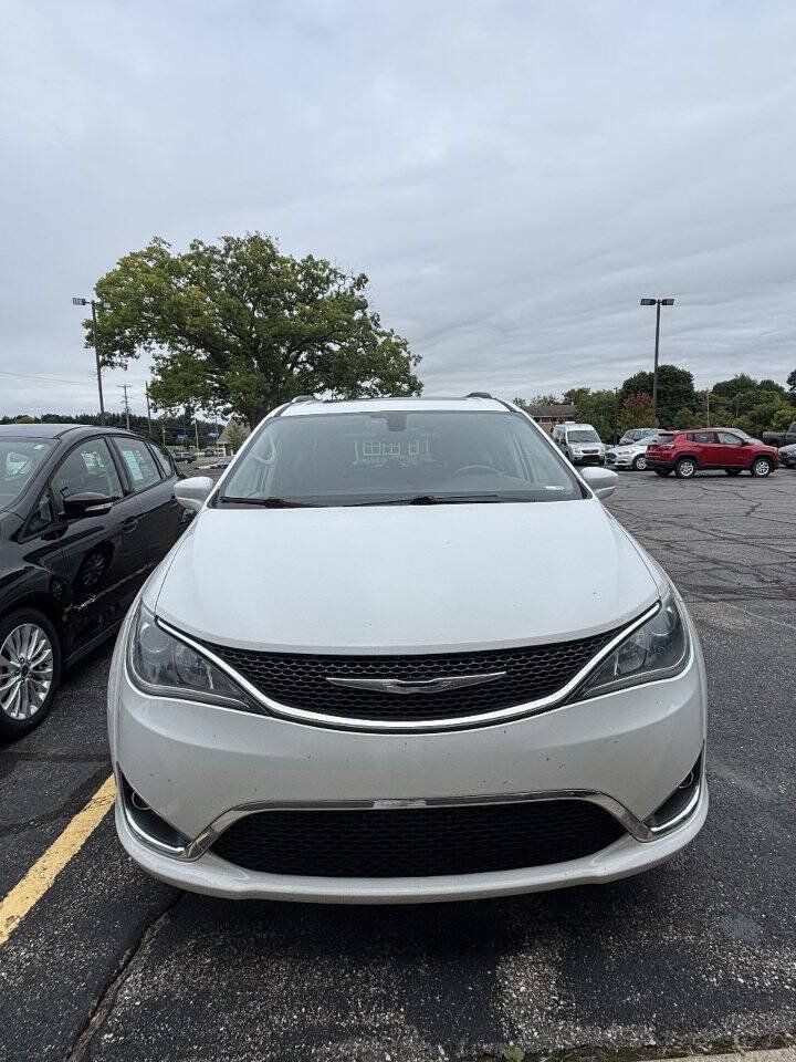 Used 2018 Chrysler Pacifica Touring-L Plus FWD image 3