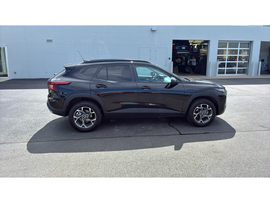 Used 2025 Chevrolet Trax LT FWD image 7