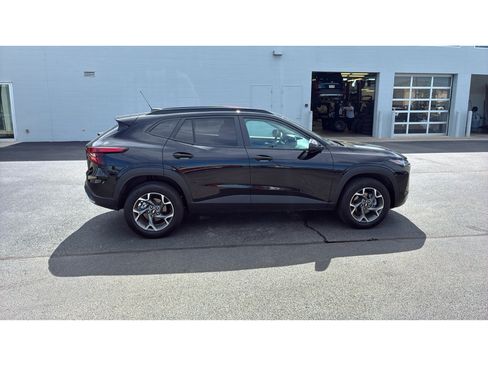 Used 2025 Chevrolet Trax LT FWD image 7