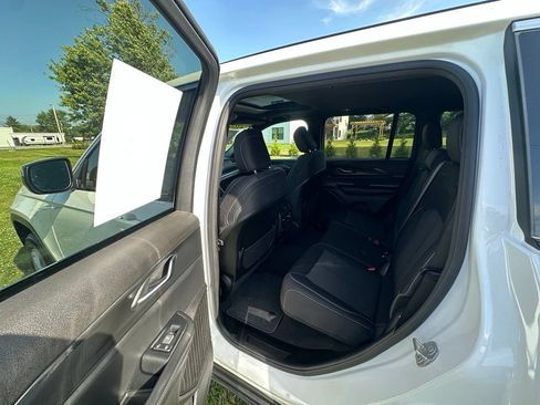 Used 2025 Jeep Grand Cherokee Laredo X AWD/4WD image 10