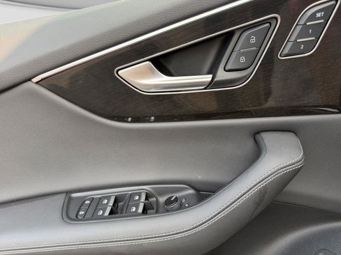 Used 2025 Audi Q8 Prestige image 13