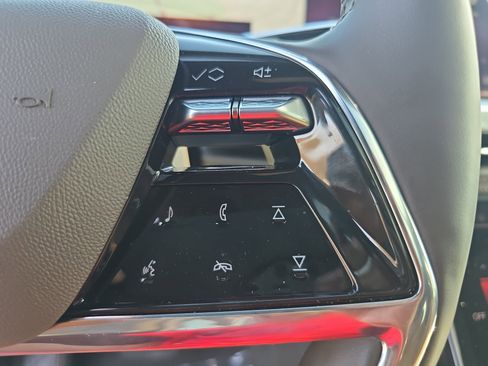 Used 2025 Cadillac Escalade Premium Luxury image 18