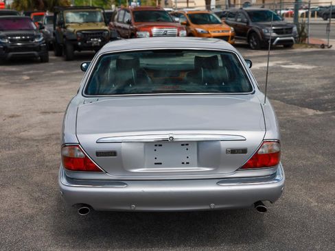 Used 2002 Jaguar XJ8 image 9