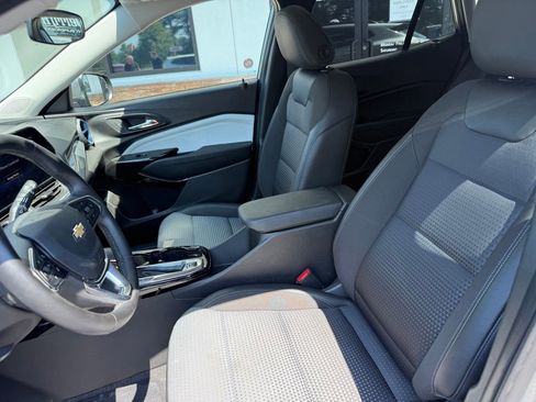Used 2025 Chevrolet Trax LT w/ LT Convenience Package FWD image 3