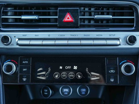 Used 2025 Genesis G70 2.5T image 14