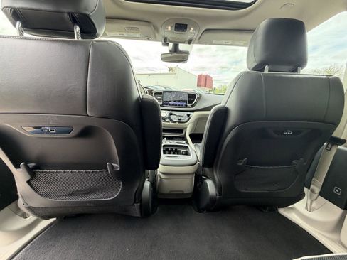 Used 2021 Chrysler Pacifica Limited w/ Premium & Safety Sphere Group FWD image 24