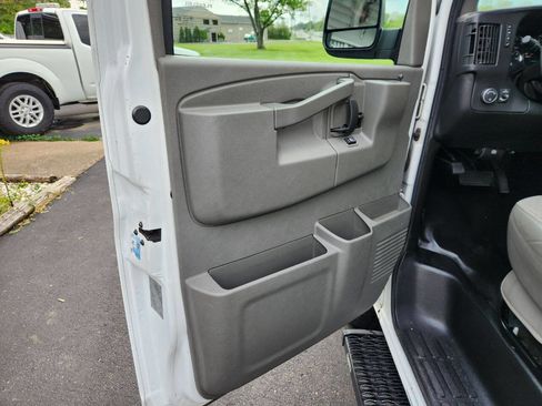 Used 2016 Chevrolet Express 3500 image 24