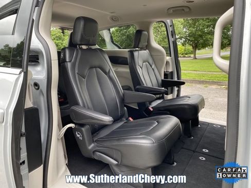 Used 2024 Chrysler Pacifica Touring-L image 33