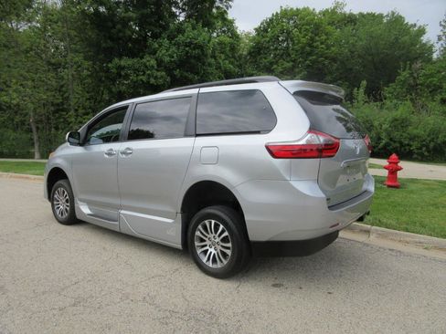 Used 2020 Toyota Sienna XLE w/ XLE Navigation Package FWD image 30