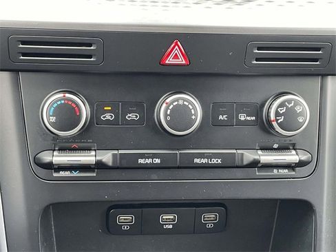 Used 2023 Kia Carnival LX image 28