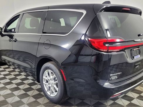 New 2026 Chrysler Pacifica Select image 5