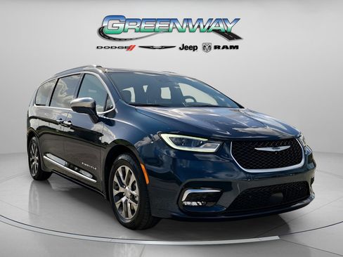 Used 2022 Chrysler Pacifica Pinnacle image 1