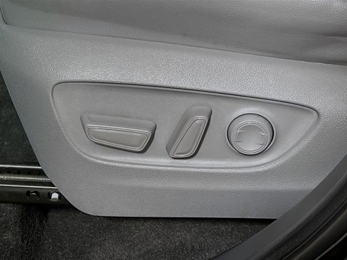 Used 2023 Toyota Highlander XLE image 16