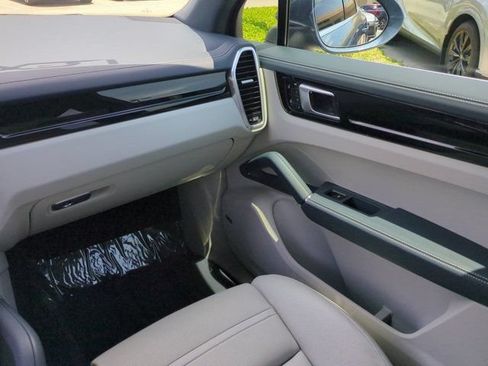 Used 2020 Porsche Cayenne AWD/4WD image 16