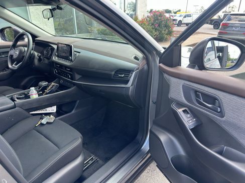 Used 2023 Nissan Rogue S AWD/4WD image 10