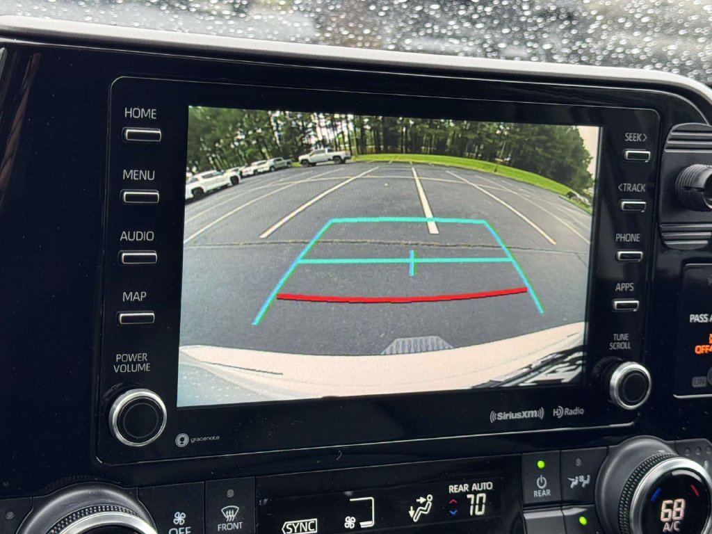 Used 2022 Toyota Highlander XLE AWD/4WD image 4