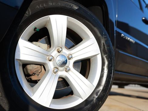 Used 2016 Jeep Patriot Latitude w/ Sun/Sound Group image 25