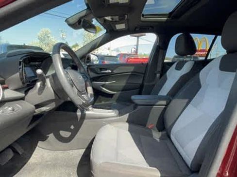 Used 2024 Chevrolet Trax RS w/ Sunroof Package FWD image 21