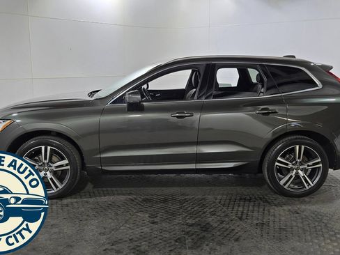 Used 2018 Volvo XC60 T5 Momentum w/ Vision Package AWD/4WD image 4