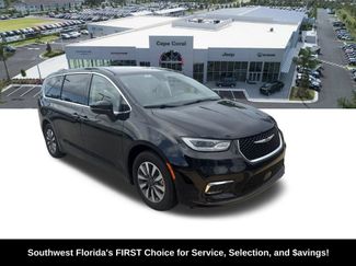 Used 2022 Chrysler Pacifica Touring-L FWD video 2